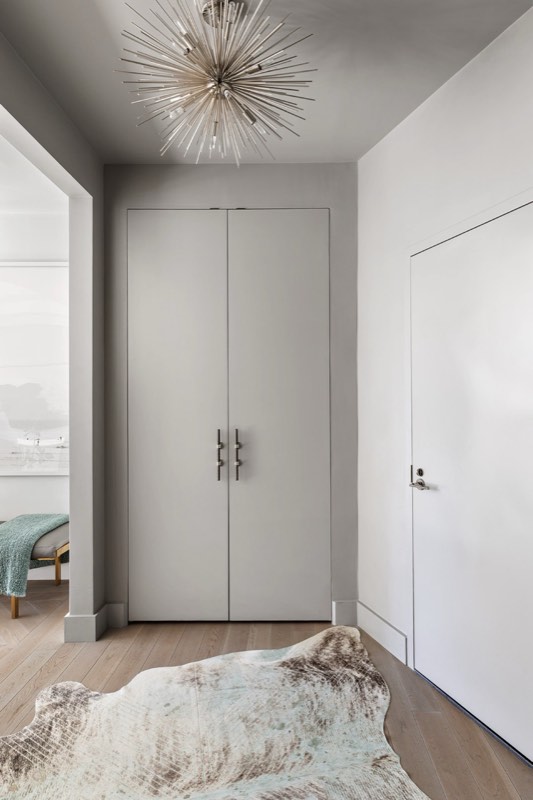 foyer, starburst fixture, closets
