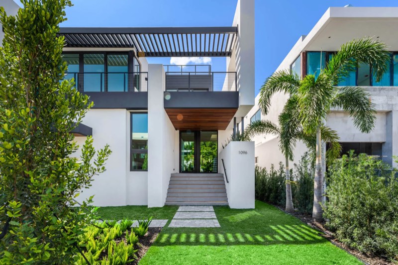 street facade 1096 North Venetian Drive