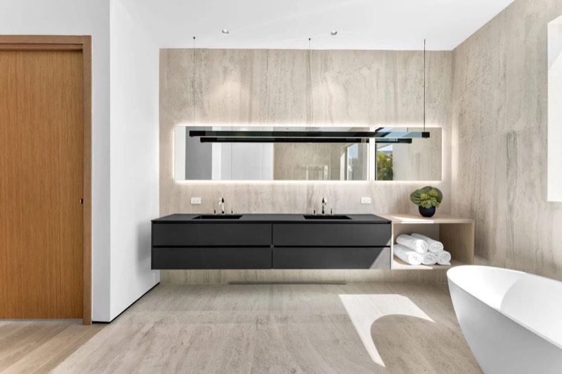bath at 1096 North Venetian Drive