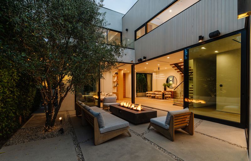 Courtyard fire pit lounge at dusk at 116 S Gretna Green Way, Brentwood