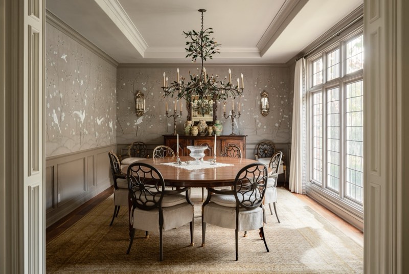 dining / hand-painted wallpaper / leaded glass