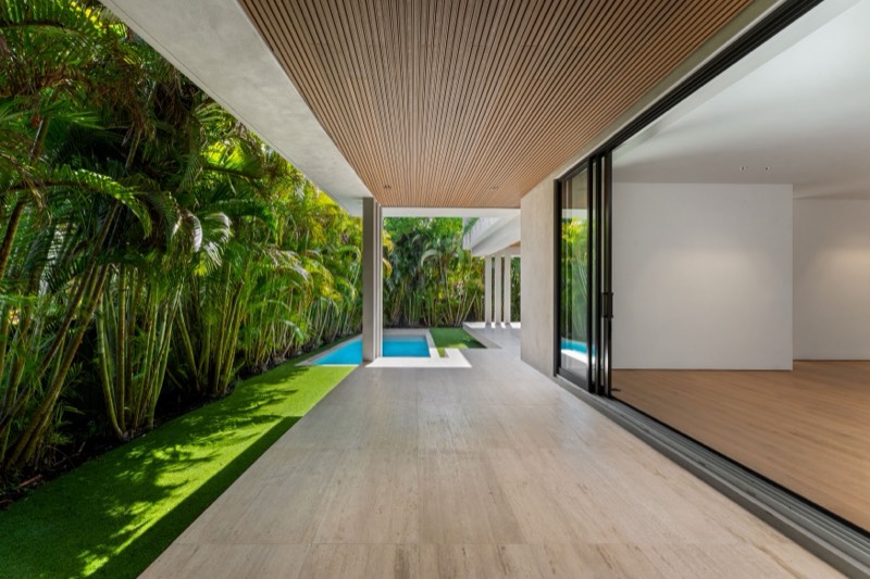 Pool and tropical garden at 165 Hampton Lane, Key Biscayne — photo 6 of 6