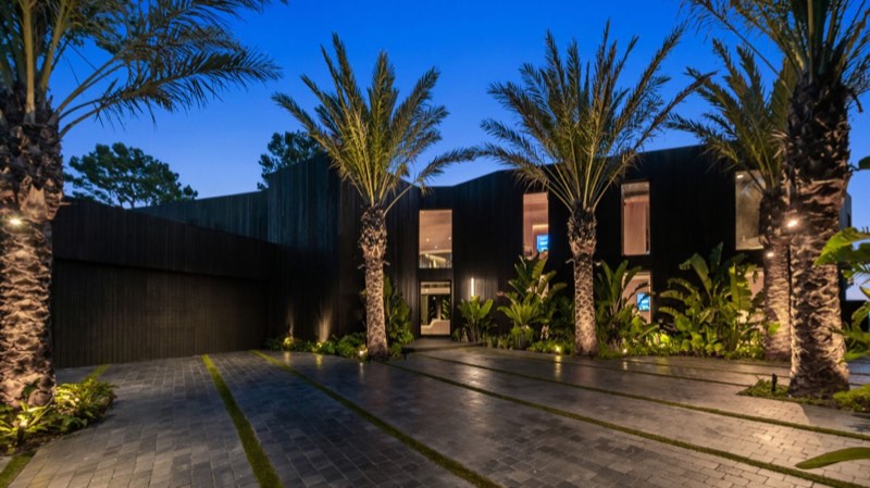 night motor court / palms at 1663 Summitridge Drive