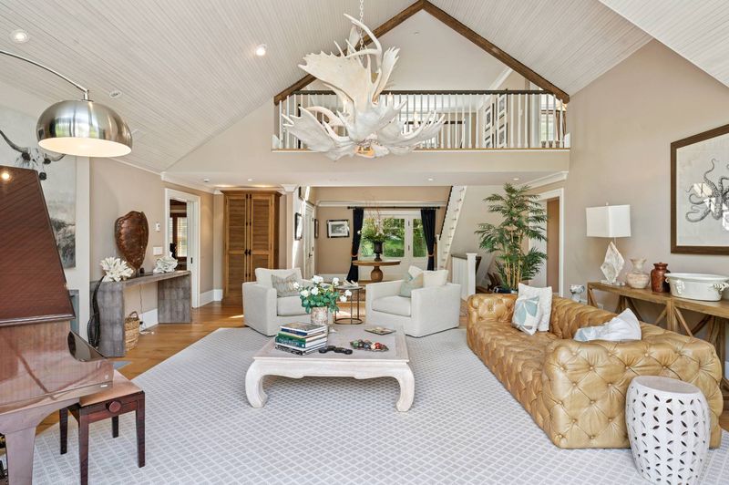 Living seating under vaulted ceiling at 2 Borden Lane, East Hampton — photo 7 of 12