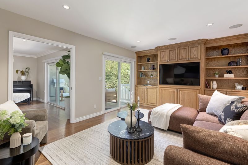 Living area at 2302 Duxbury Circle, Beverlywood — photo 5 of 8