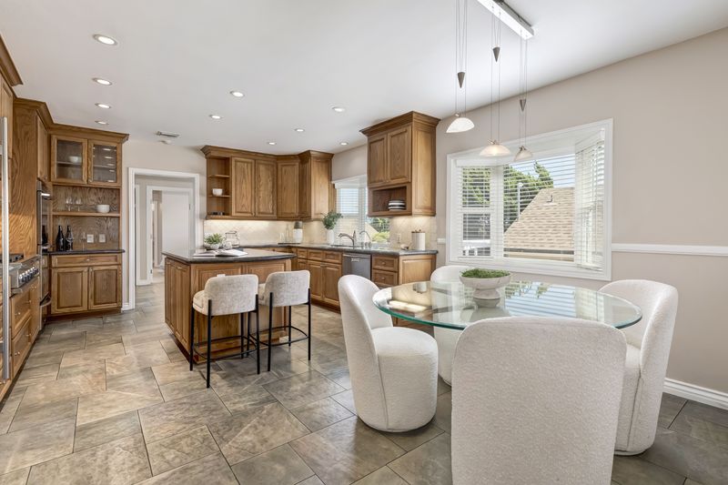 Interior living detail at 2302 Duxbury Circle, Beverlywood — photo 6 of 8