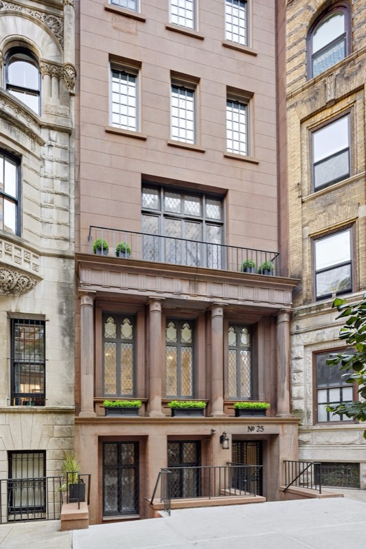 facade No. 25 East 94th Street