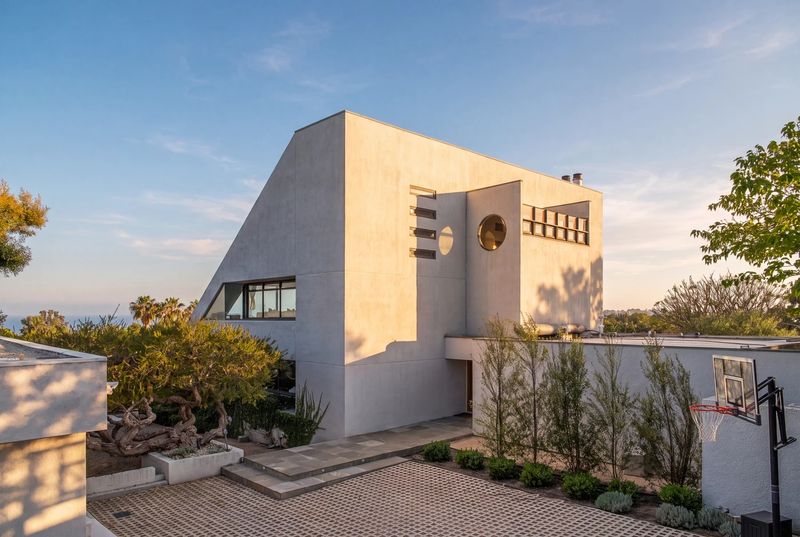 Sculptural facade and motor court at 27553 Pacific Coast Highway, Malibu