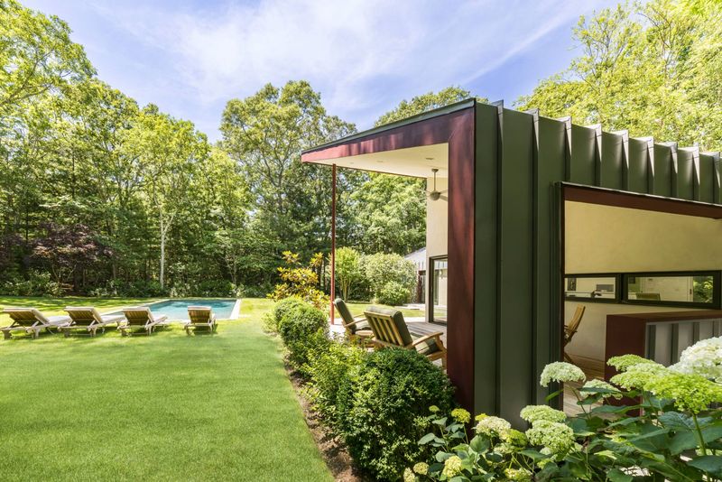 Modern facade and garden at 3 Whale Rock Lane, East Hampton — photo 3 of 8