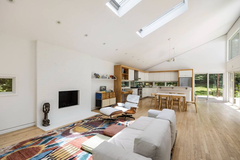 Great room vaulted ceiling, skylights at 3 Whale Rock Lane, East Hampton — photo 4 of 8
