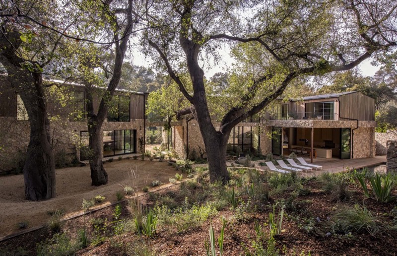 Villa Duir exterior at 3274 Oakdell Road