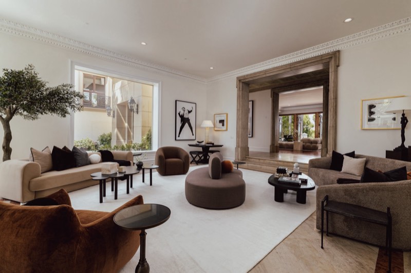 living room at 3364 Clerendon Road