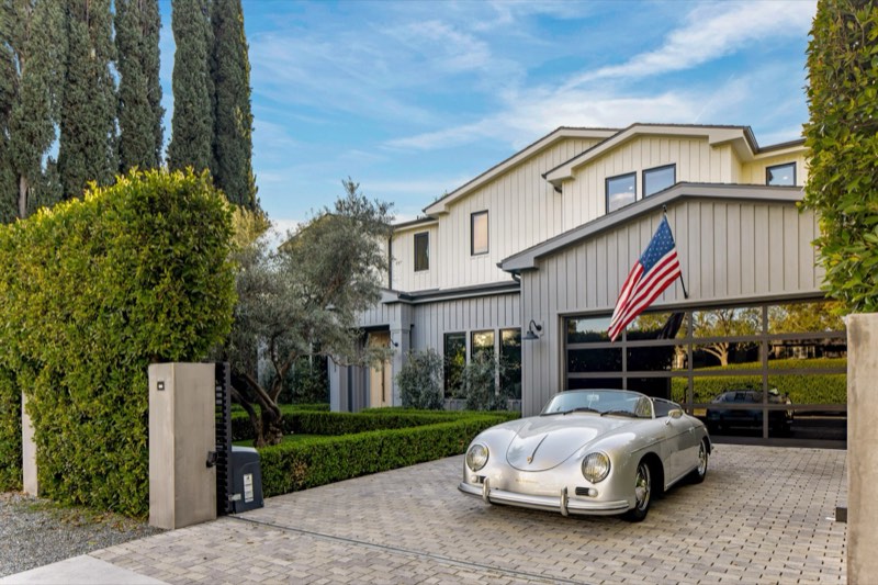 motor court and garage at 4533 Gentry Avenue
