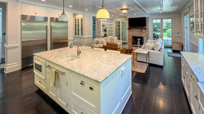 Kitchen island seating at 5 New Lane, Southampton — photo 8 of 12