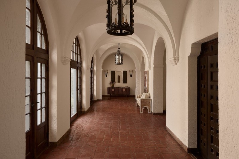 arched gallery / tile floor at 545 S Rimpau Boulevard