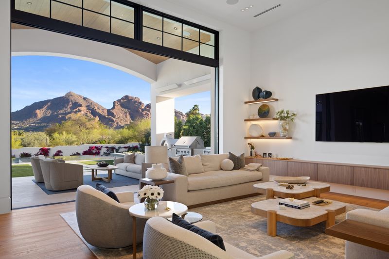 Great room Camelback views at 6541 N 48th St, Paradise Valley — photo 3 of 10