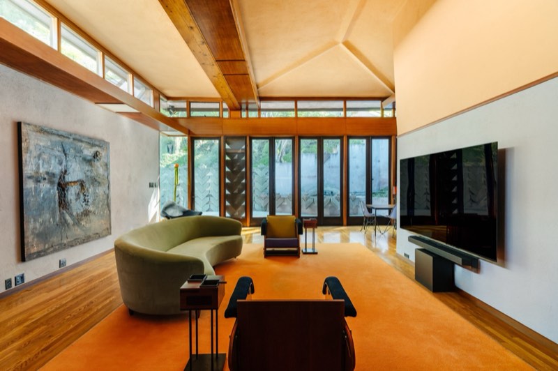 primary suite interior at 7017 Senalda Road