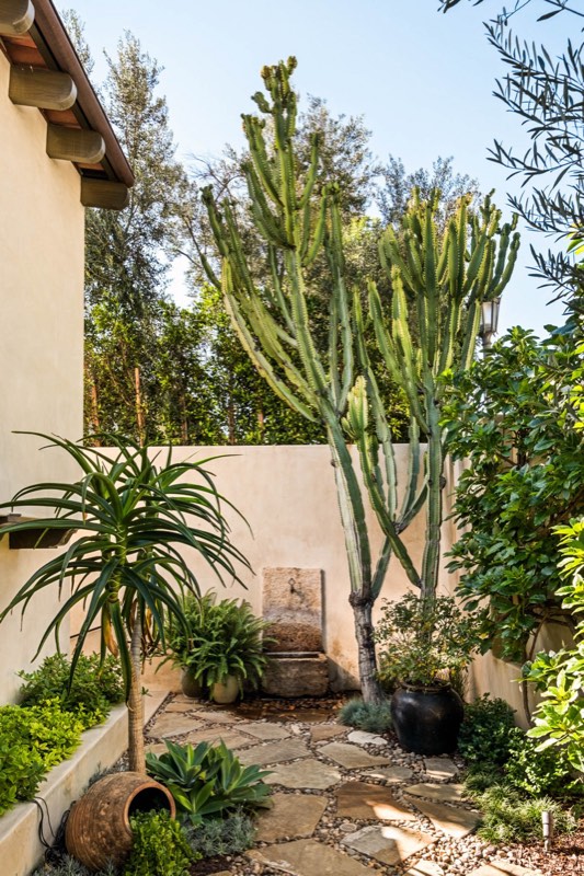 7020 La Presa Drive, Hollywood Hills — photo 2 of 8