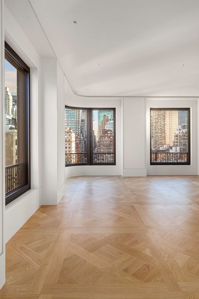 Corner great room with oversized windows at 760 Madison Avenue, Ninth Floor, Lenox Hill — photo 2 of 6