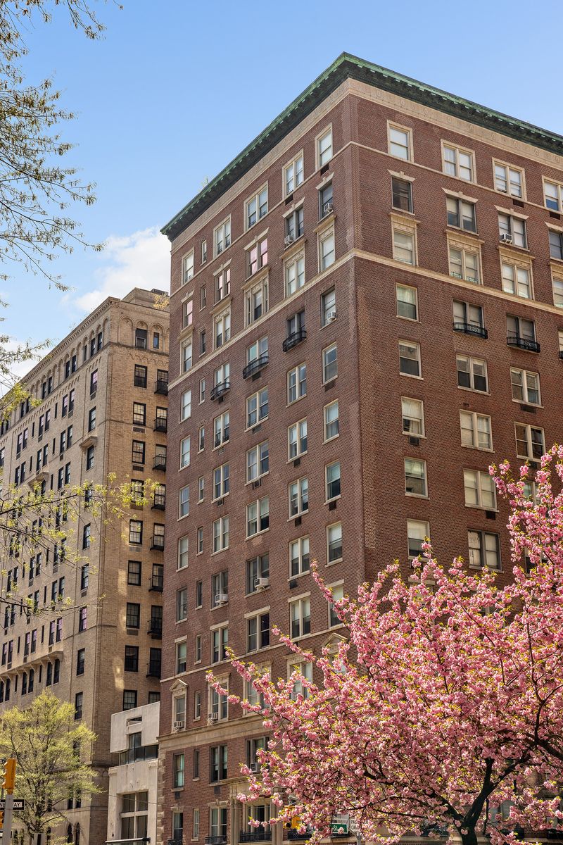 Prewar limestone facade on Park Avenue at 876 Park Avenue 9N, Upper East Side — photo 9 of 12