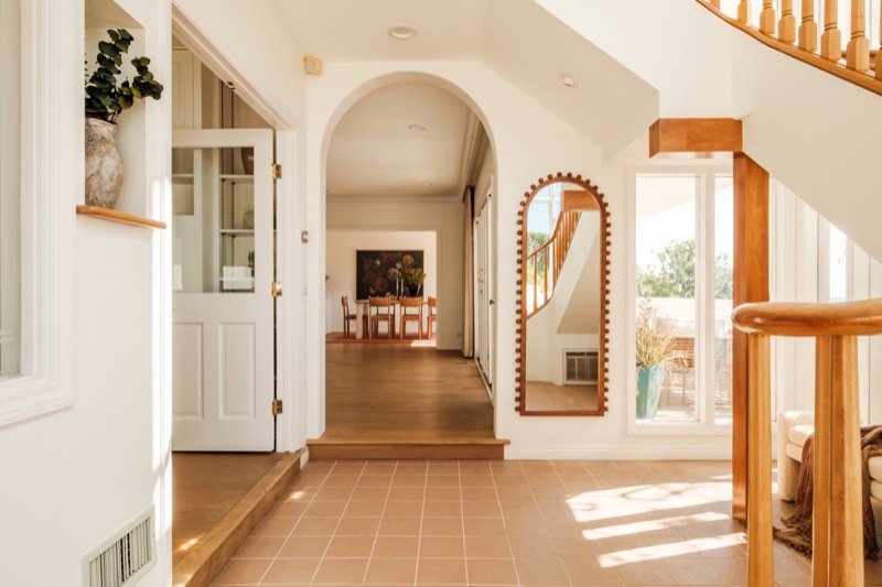 tiled foyer / arch to dining